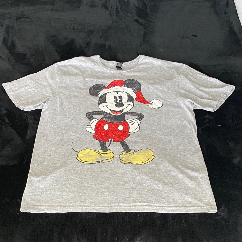 Disney men’s Santa Mickey tshirt